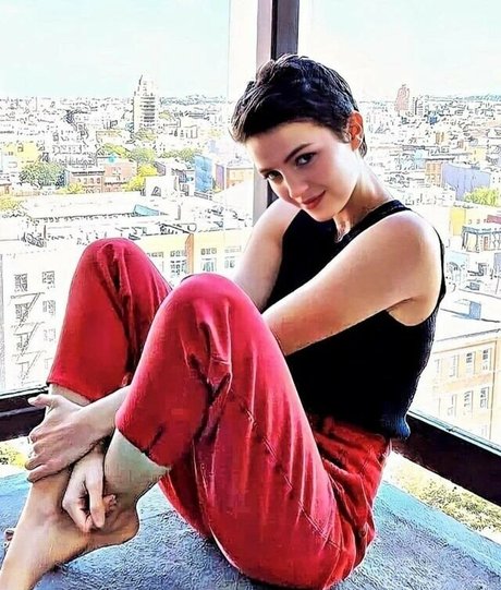 Ella Hunt Auf OnlyFans