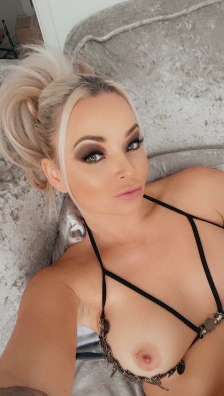 Destiny Eastwest OnlyFans Nacktbilder