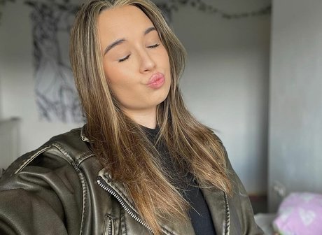 Anna Langley OnlyFans Leaj