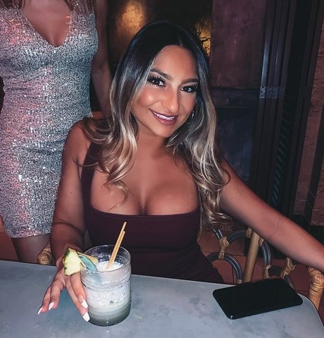 Lizzy Decologero Leaks von Nacktbildern auf OnlyFans