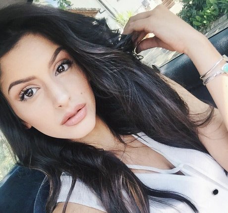 Sarah Sunita OnlyFans nackte Brüste