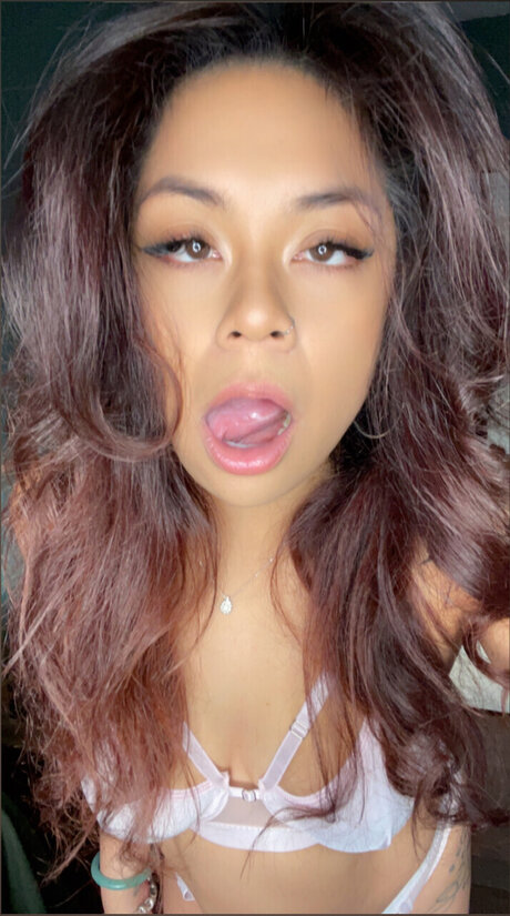 HelloTee OnlyFans-Model