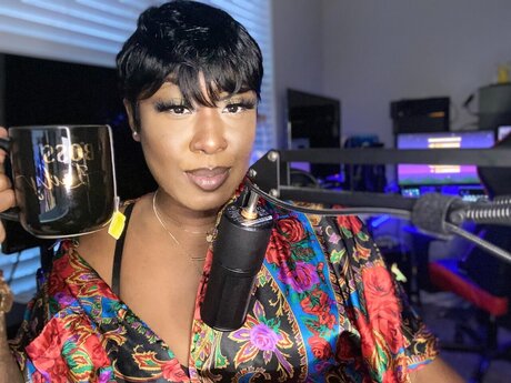 Dee The Host Neue geleakte OnlyFans-Inhalte