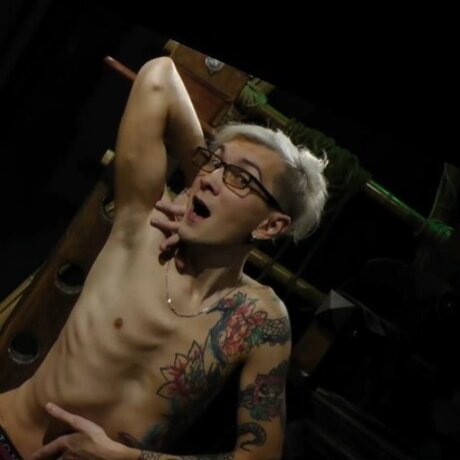 Nick Somnus OnlyFans nackte Brüste