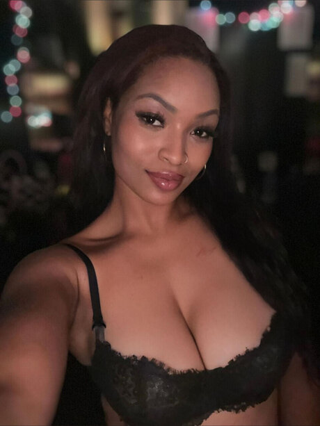 Yada Nacktpornos auf OnlyFans