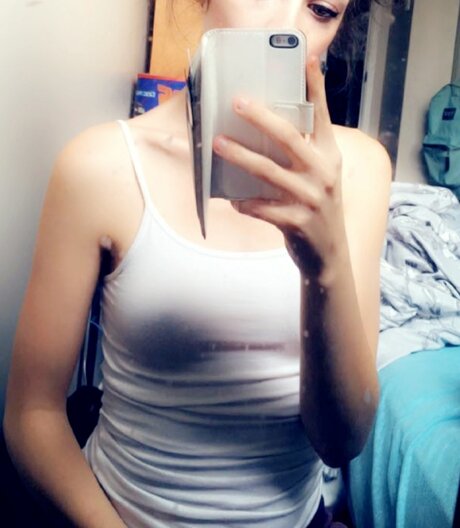 Ella May Nackt auf OnlyFans Leaks