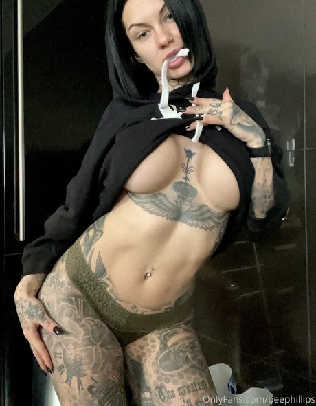 Bee Phillips OnlyFans Lesbisch