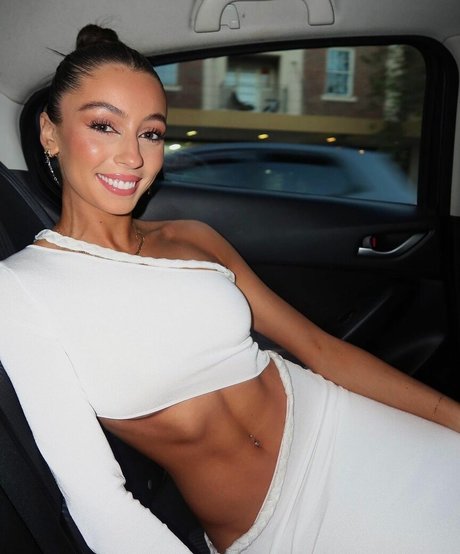 Phoebe Chakar Sex auf OnlyFans