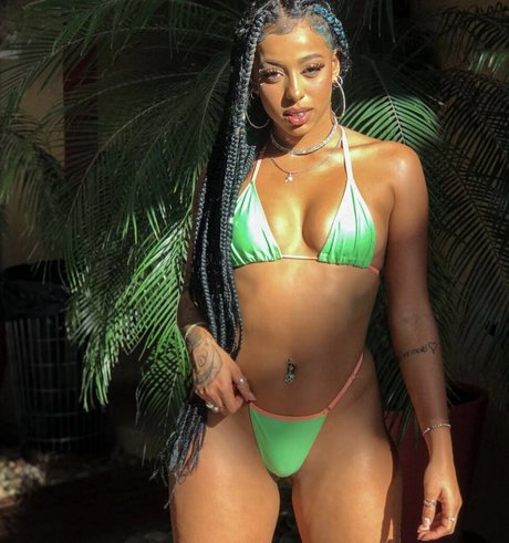 Isis Pequine Brüste OnlyFans