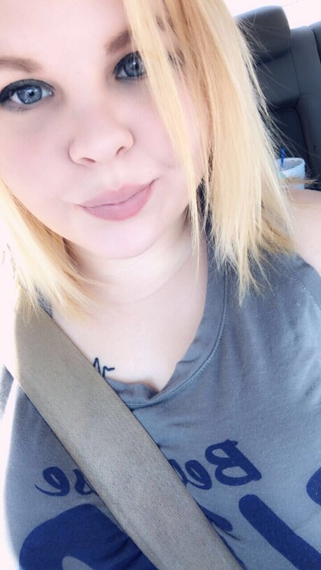 Dumbblonde Nacktbilder von OnlyFans geleakt