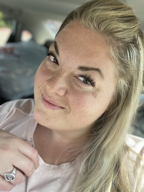 Adrienne OnlyFans schlank