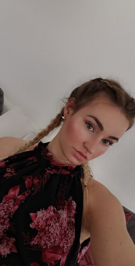 Underground performance OnlyFans Nacktbilder