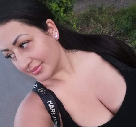 Csimbora Barbara OnlyFans nackte Brüste