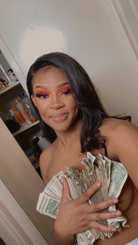 Pretty Golden OnlyFans Model Bilder