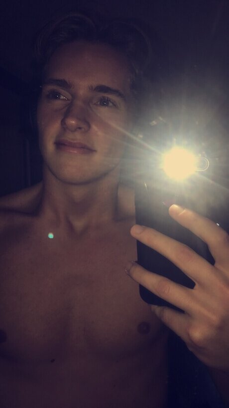 Clark Oben ohne OnlyFans