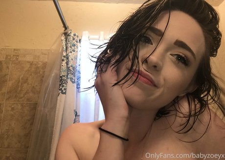 babyzoeyx OnlyFans explizite Inhalte