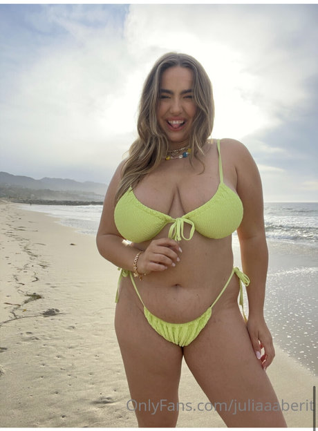 Julia Berit Nackt auf OnlyFans Leaks