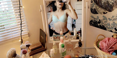 zahnspangen onlyfans sexy Nacktbilder Selfie