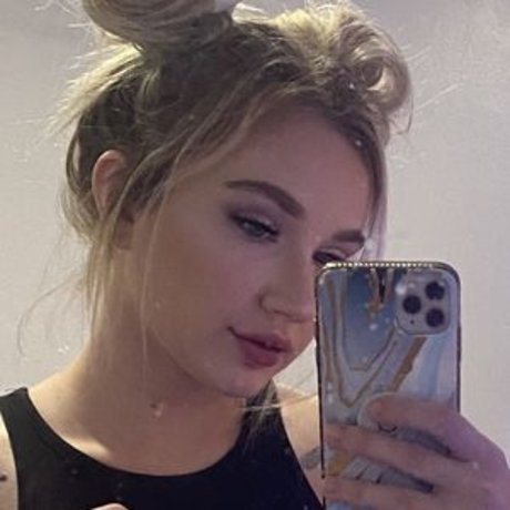 April Jayne OnlyFans schlank