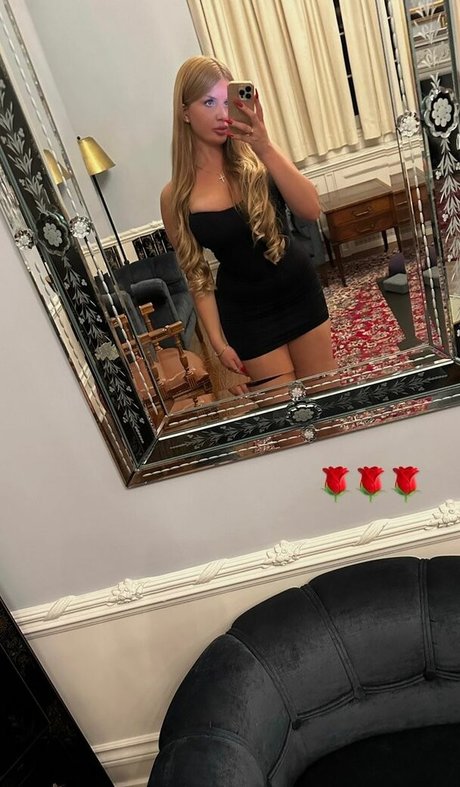 Elizabeth M OnlyFans Striptease