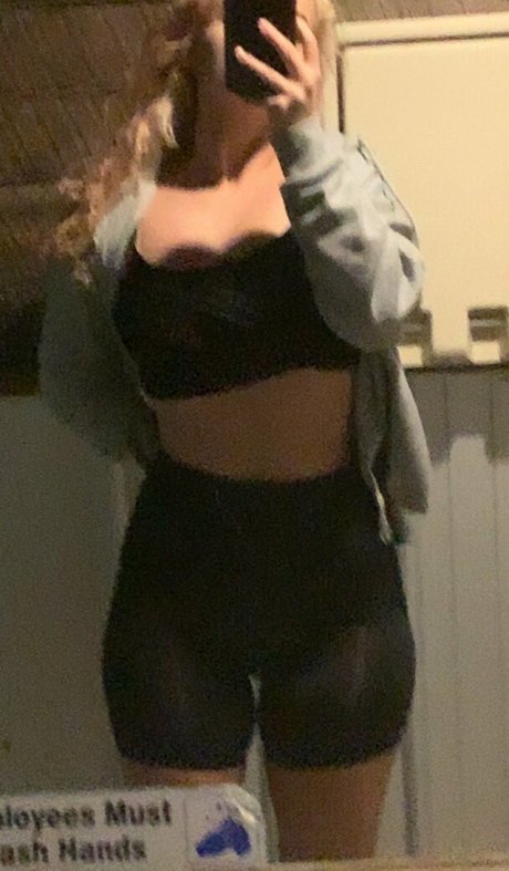 Violet Barlowe OnlyFans Fotos