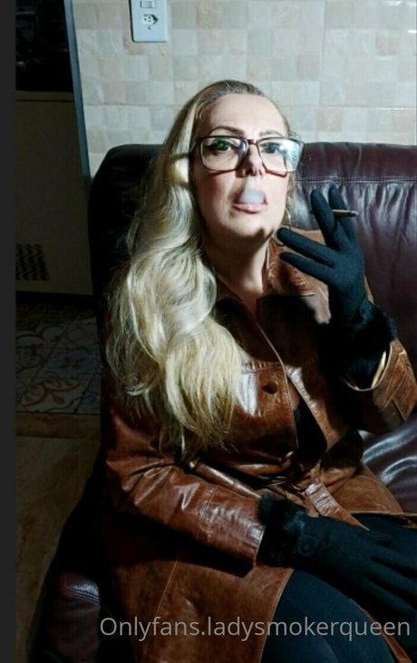 lady smoker queen OnlyFans Leak