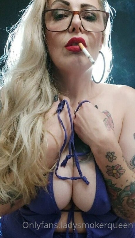 lady smoker queen OnlyFans-Fotos