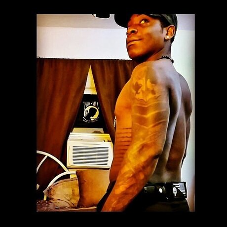 Levius T Layne OnlyFans Fotos