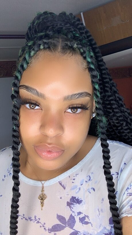 PrettyTee_ OnlyFans Bilder