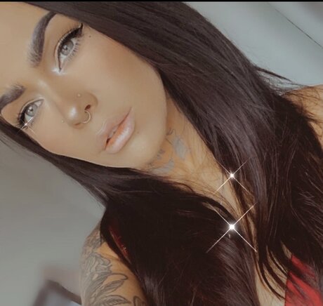 Loren Nacktpornos von OnlyFans geleakt