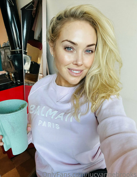 lucyannebrooks OnlyFans Bilder