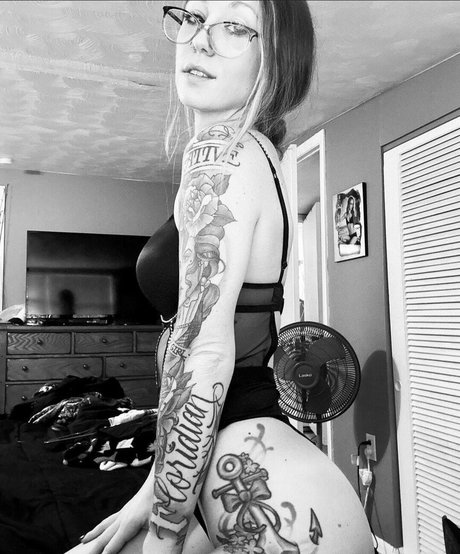 Adriennemariee Nacktbilder von OnlyFans