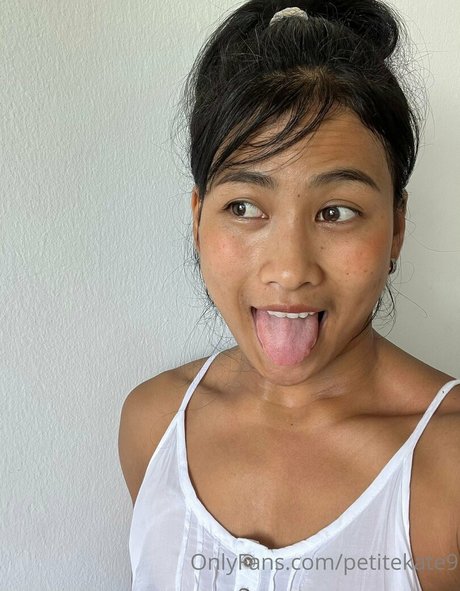 petitekate9 OnlyFans geleakte Brüste