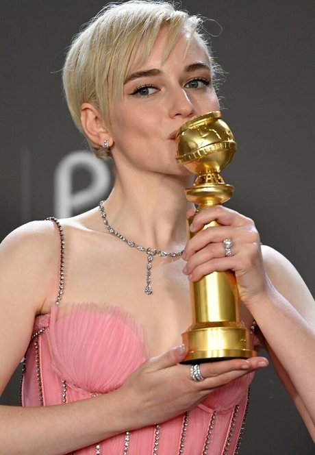 Julia Garner OnlyFans Model Bilder