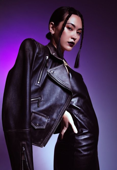 Jessica Yu Li Henwick OnlyFans Striptease