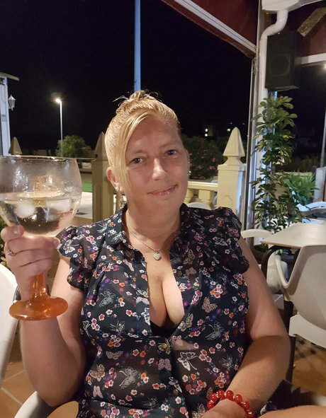 wet naughty kitty Leak von OnlyFans-Inhalten