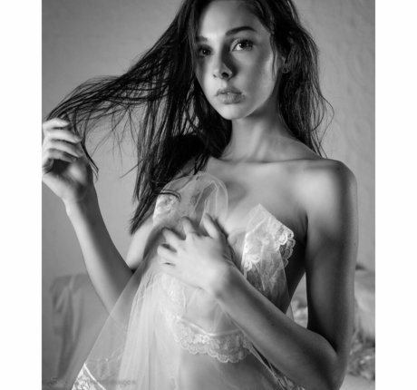 nora iris OnlyFans schlank