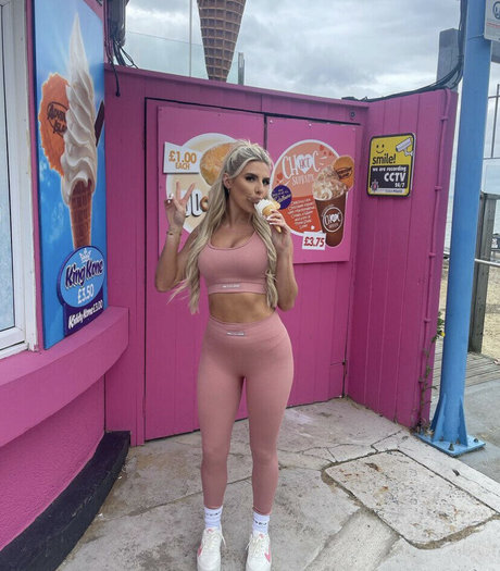 Chloe Burrows Titten OnlyFans