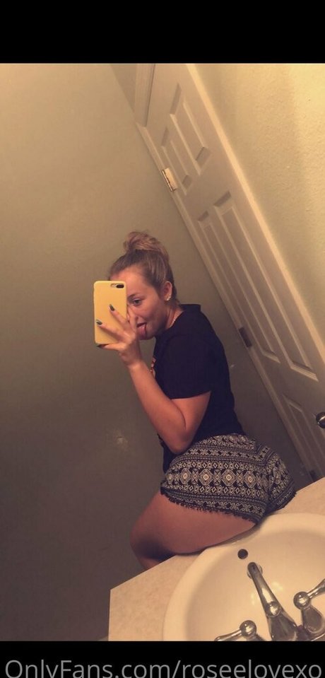 roseelovexo OnlyFans-Model