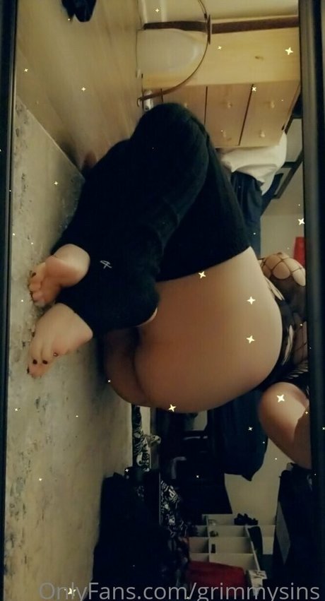 grimmysins OnlyFans Striptease