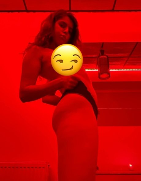 lanaffox OnlyFans Strip