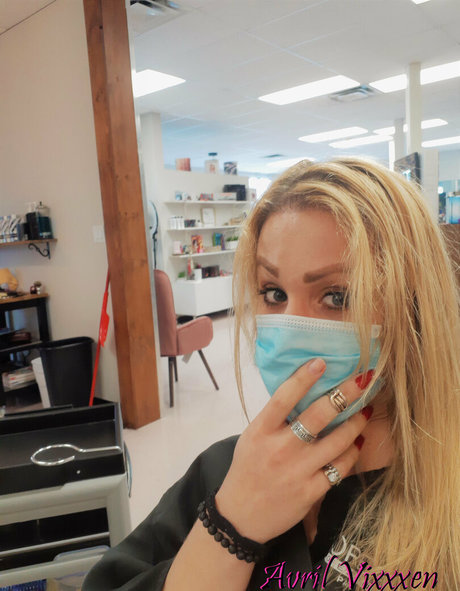 avrilvixxxen OnlyFans nackt