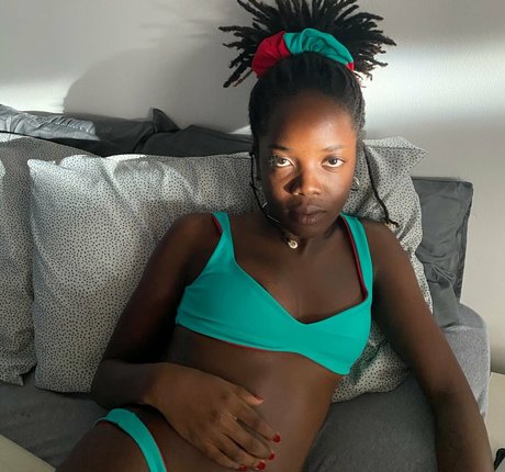 Clara Moneke Nacktpornos auf OnlyFans