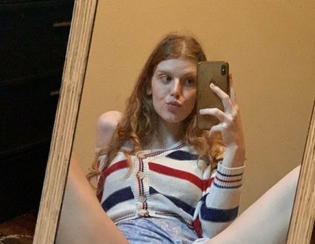 sexyredinbedfree Heiße OnlyFans Inhalte