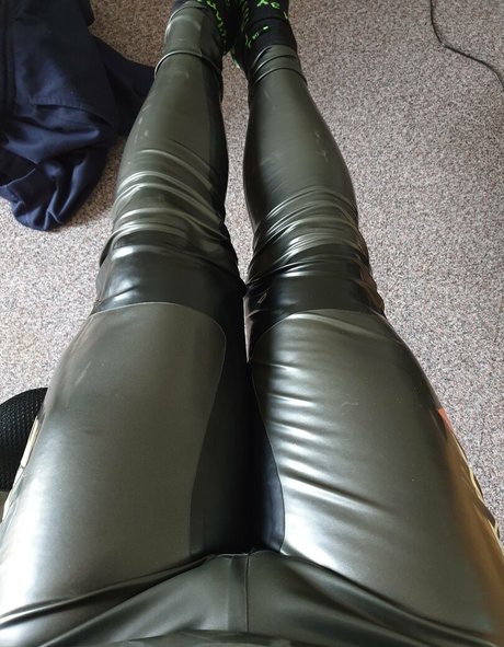 neonlatex Nacktpornos von OnlyFans geleakt