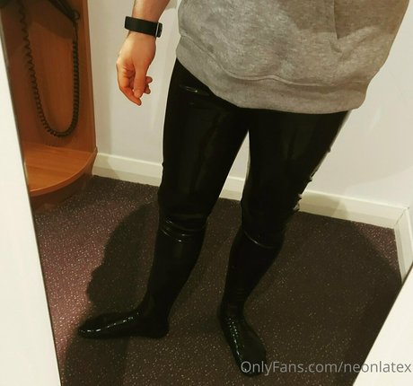 neonlatex OnlyFans geleakter Pornografie