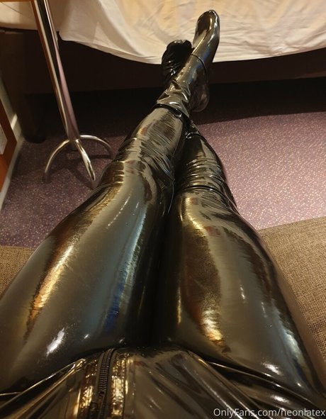 neonlatex NurlyFans-Pornos