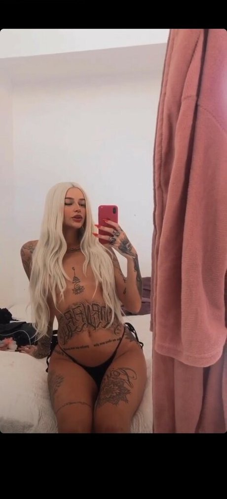 Bad Barbiee RJ OnlyFans schlank