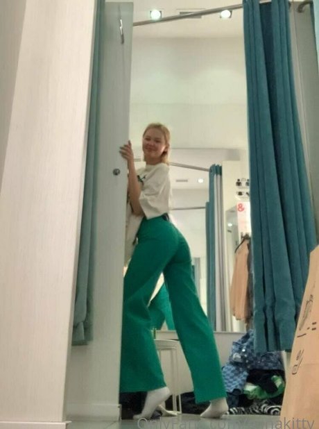 elinakitty OnlyFans Striptease