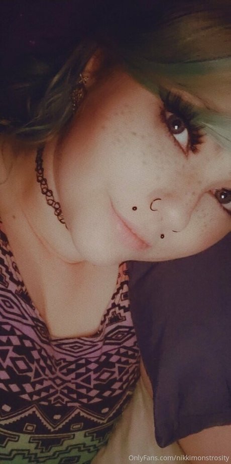 nikkimonstrosity OnlyFans nackte Brüste